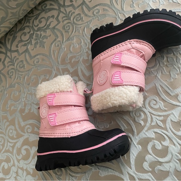 Warm and waterproof winter boots for toddler girl. Size 5 - Picture 3 of 4